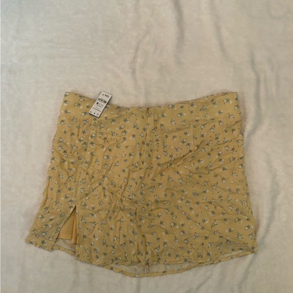 3/$22. NWT. Ardene Yellow Floral skirt. Size XL - Picture 2 of 4